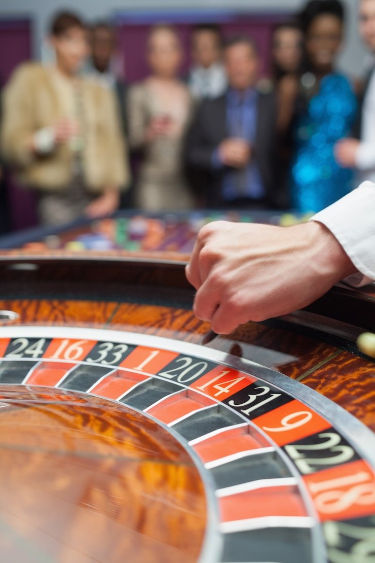 Live-dealer table gameplay with broadcast on data maco platform